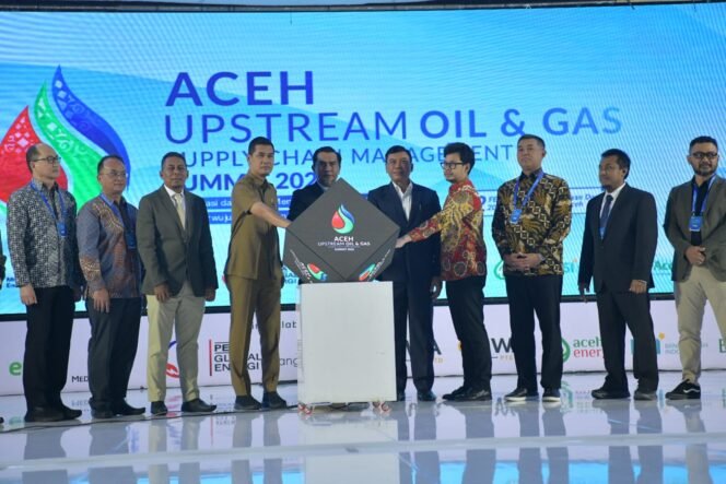 
					Sekda Aceh, M. Nasir, S.IP, MPA menyampaikan Sambutan sekaligus membuka Aceh Upstream Oil dan Gas Supply Chain Management Summit 2026 di Gedung Dayan Dawood, Darussalam, Senin, 02/02/2026.