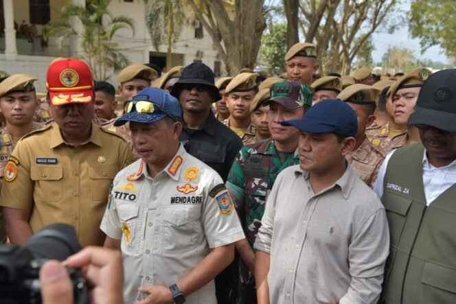 
					Wakil Gubernur Aceh, Fadhlullah, SE mendampingi Menteri Dalam Negeri, Tito Karnavian didampingi Wamen I, Bima Arya, Dirjen Adwil, Safrizal turut hadir Bupati Aceh Tamiang,  Armia Pahmi pada apel pemulangan personel satuan tugas purna praja sekaligus meninjau aktivas Perkantoran di pekarangan kantor Bupati Aceh Tamiang, Selasa, 03/02/2026