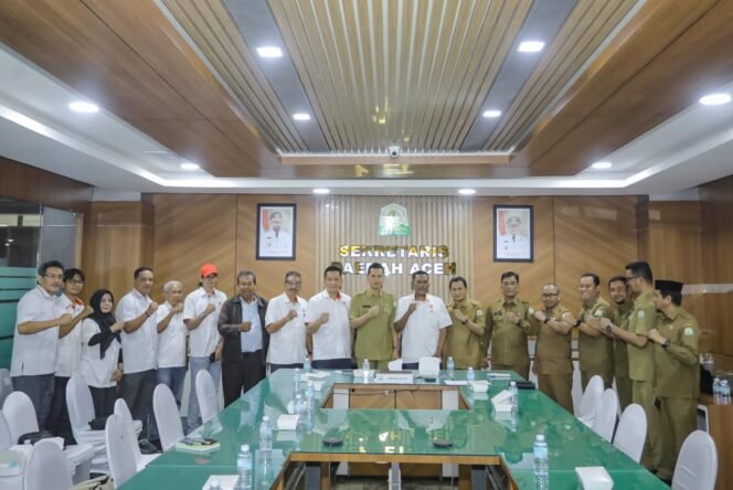 
					Sekda Aceh, M. Nasir, S.IP, MPA di dampingi asisten & SKPA Terkait menerima silaturrahmi dari Ketua KONI Aceh Saiful Bahri  beserta jajaran pengurus KONI di Ruang Rapat Sekda, Selasa, 3 Februari 2026
