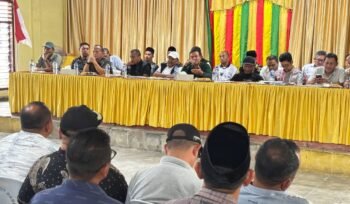 Wakil Gubernur Aceh, Fadhlullah, SE didampingi Asisten Pemerintahan, Keistimewaan Aceh & Kesejahteraan Rakyat Drs. Syakir, Asisten Perekonomian & Pembangunan Dr. Ir. Zulkifli, M.Si & Ka. SKPA terkait memimpin 
Rakor Bersama Pemkab Bireun terkait Percepatan Rehab dan Rekon bencana Hidrometeorologi Aceh di Kantor Camat Peusangan Kab. Bireun, Minggu, 8 Februari 2026