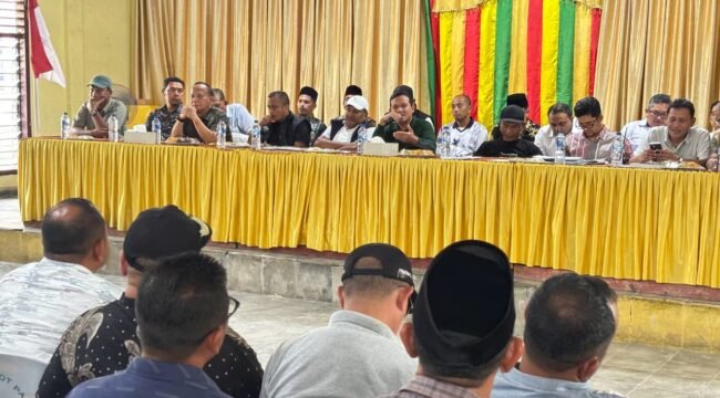 Wakil Gubernur Aceh, Fadhlullah, SE didampingi Asisten Pemerintahan, Keistimewaan Aceh & Kesejahteraan Rakyat Drs. Syakir, Asisten Perekonomian & Pembangunan Dr. Ir. Zulkifli, M.Si & Ka. SKPA terkait memimpin 
Rakor Bersama Pemkab Bireun terkait Percepatan Rehab dan Rekon bencana Hidrometeorologi Aceh di Kantor Camat Peusangan Kab. Bireun, Minggu, 8 Februari 2026