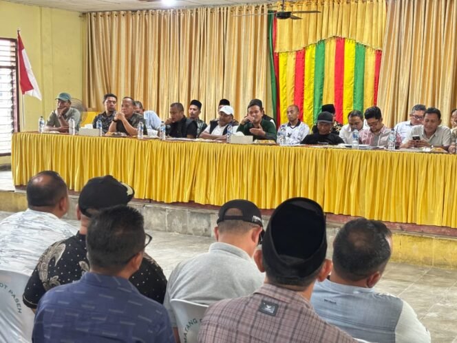 
					Wakil Gubernur Aceh, Fadhlullah, SE didampingi Asisten Pemerintahan, Keistimewaan Aceh & Kesejahteraan Rakyat Drs. Syakir, Asisten Perekonomian & Pembangunan Dr. Ir. Zulkifli, M.Si & Ka. SKPA terkait memimpin 
Rakor Bersama Pemkab Bireun terkait Percepatan Rehab dan Rekon bencana Hidrometeorologi Aceh di Kantor Camat Peusangan Kab. Bireun, Minggu, 8 Februari 2026