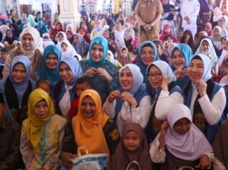 Ketua TP PKK Aceh Marlina Muzakir,  mendampingi Ketua Solidaritas perempuan untuk Indonesia (Seruni) Kabinet Merah Putih Tri Tito Karnavian, saat meninjau hunian sementara korban bencana hidrometeorologi serta sumur bor, di Arena MTQ yang berada di komplek Kantor Bupati Pidie Jaya, Selasa (10/2/2026).