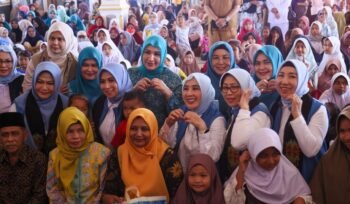 Ketua TP PKK Aceh Marlina Muzakir,  mendampingi Ketua Solidaritas perempuan untuk Indonesia (Seruni) Kabinet Merah Putih Tri Tito Karnavian, saat meninjau hunian sementara korban bencana hidrometeorologi serta sumur bor, di Arena MTQ yang berada di komplek Kantor Bupati Pidie Jaya, Selasa (10/2/2026).