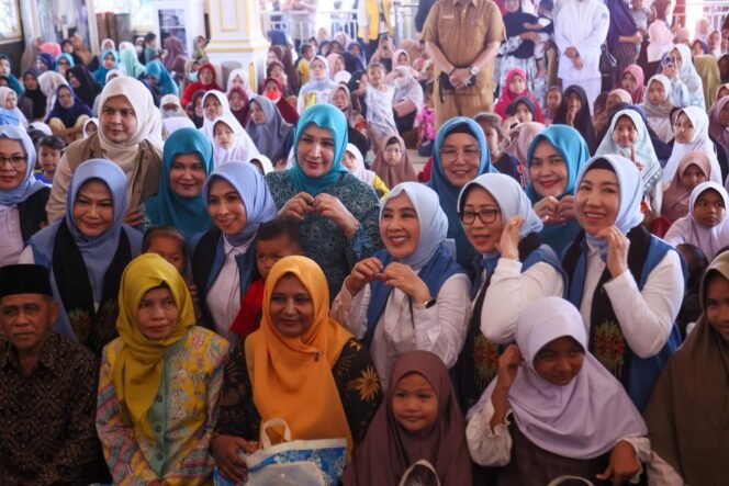 
					Ketua TP PKK Aceh Marlina Muzakir,  mendampingi Ketua Solidaritas perempuan untuk Indonesia (Seruni) Kabinet Merah Putih Tri Tito Karnavian, saat meninjau hunian sementara korban bencana hidrometeorologi serta sumur bor, di Arena MTQ yang berada di komplek Kantor Bupati Pidie Jaya, Selasa (10/2/2026).