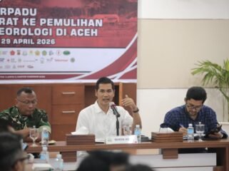 Sekda Aceh, M. Nasir, S.IP, MPA didampingi Asisten I, Drs Syakir bersama Ka.  SKPA memimpin rapat evaluasi kesiapan penanganan korban bencana hidrometeorologi menjelang bulan suci Ramadhan di Posko Pemulihan Bencana Aceh, Senin, 16 Februari 2026.