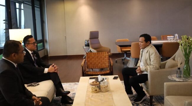 Wakil Gubernur Aceh, Fadhlullah, SE melakukan silaturrahmi & diskusi terkait Progress pembangunan Huntara & Huntap di Aceh dengan BP BUMN Dony Oskaria & Tedi Bharata di Kantor Kementerian BUMN/BP BUMN, Jakarta, Selasa, 24 Februari 2026