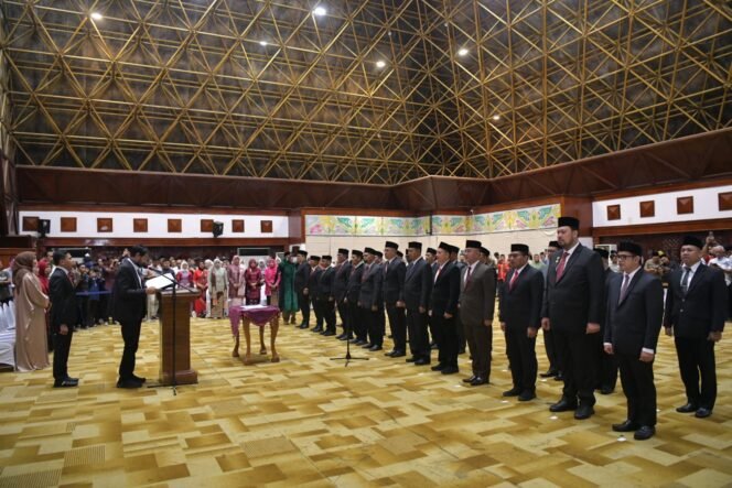 
					Gubernur Aceh, Muzakir Manaf melaksanakan pengambilan sumpah dan melantik pejabat pimpinan tinggi pratama Eselon II dilingkungan Pemerintah Aceh, Banda Aceh, Anjong Monmata, Jumat, 27/02/2026