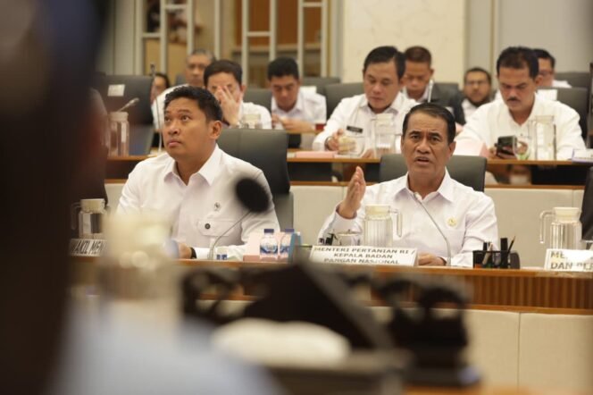 
					Mentan Andi Amran Sulaiman dan Wamentan Sudaryono saat Rapat Kerja dengan Komisi IV DPR RI di Jakarta. (Foto: Dok. Kementan)