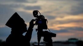 Anggota tim dari Lembaga Falakiyah Pengurus Wilayah Nahdlatul Ulama DKI Jakarta menggunakan teleskop untuk mengamati hilal di Masjid Hasyim Asyari, Jakarta, Selasa (17/2/2026).