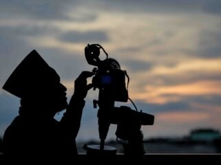 Anggota tim dari Lembaga Falakiyah Pengurus Wilayah Nahdlatul Ulama DKI Jakarta menggunakan teleskop untuk mengamati hilal di Masjid Hasyim Asyari, Jakarta, Selasa (17/2/2026).