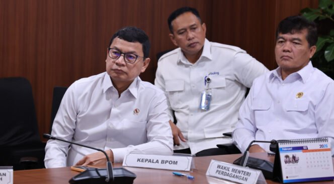 
					Kepala BPOM Taruna Ikrar saat menghadiri Rapat Koordinasi Terbatas (Rakortas) di Kantor Kementerian Koordinator Bidang Pangan mengatakan program ini menjadi simbol keberhasilan Indonesia dalam menjaga ketersediaan pangan nasional. (Foto: Badan POM)