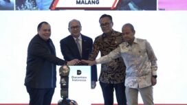 


Menteri Investasi/Kepala Badan Koordinasi Penanaman Modal (BKPM), Rosan Roeslani dan COO Danantara Donny Oskaria saat melakukan prosesi Groundbreaking Proyek Hilirisasi Fase-1, Jumat (6/2/2026). (Tangkapan Layar Youtube/Danantara Indonesia)