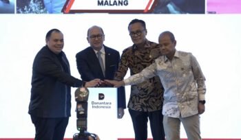 


Menteri Investasi/Kepala Badan Koordinasi Penanaman Modal (BKPM), Rosan Roeslani dan COO Danantara Donny Oskaria saat melakukan prosesi Groundbreaking Proyek Hilirisasi Fase-1, Jumat (6/2/2026). (Tangkapan Layar Youtube/Danantara Indonesia)