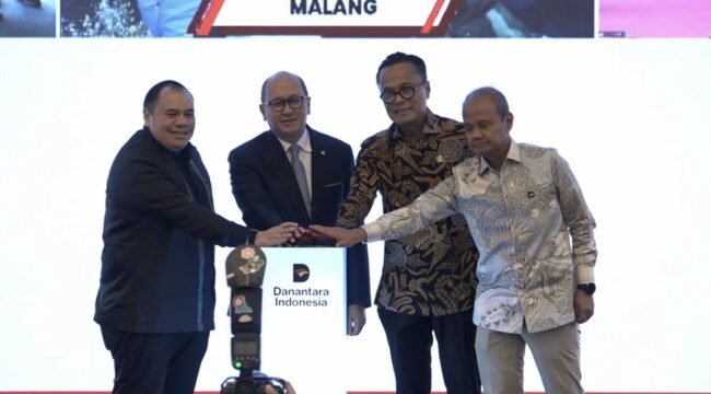 


Menteri Investasi/Kepala Badan Koordinasi Penanaman Modal (BKPM), Rosan Roeslani dan COO Danantara Donny Oskaria saat melakukan prosesi Groundbreaking Proyek Hilirisasi Fase-1, Jumat (6/2/2026). (Tangkapan Layar Youtube/Danantara Indonesia)