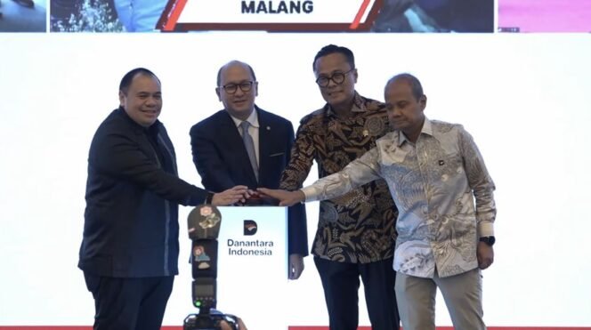 
					


Menteri Investasi/Kepala Badan Koordinasi Penanaman Modal (BKPM), Rosan Roeslani dan COO Danantara Donny Oskaria saat melakukan prosesi Groundbreaking Proyek Hilirisasi Fase-1, Jumat (6/2/2026). (Tangkapan Layar Youtube/Danantara Indonesia)