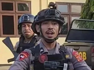 Beredar foto oknum Brimob aniaya siswa Tual yang kini ditangani serius oleh Polda Maluku. (Foto: X)