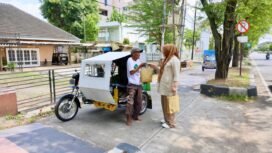 Ketua TP PKK Aceh Marlina Muzakir, berkeliling kota untuk menyerahkan daging meugang kepada Abang becak, pedagang kecil dan petugas parkir, di kawasan Simpang Lima, Peunayong dan Lamdingin serta Ulee Kareng, Kamis (19/3/2026).