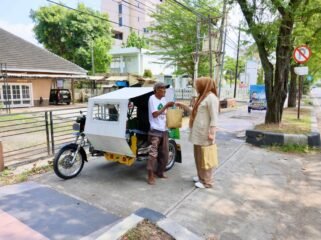 Ketua TP PKK Aceh Marlina Muzakir, berkeliling kota untuk menyerahkan daging meugang kepada Abang becak, pedagang kecil dan petugas parkir, di kawasan Simpang Lima, Peunayong dan Lamdingin serta Ulee Kareng, Kamis (19/3/2026).