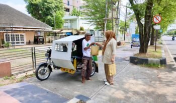 Ketua TP PKK Aceh Marlina Muzakir, berkeliling kota untuk menyerahkan daging meugang kepada Abang becak, pedagang kecil dan petugas parkir, di kawasan Simpang Lima, Peunayong dan Lamdingin serta Ulee Kareng, Kamis (19/3/2026).