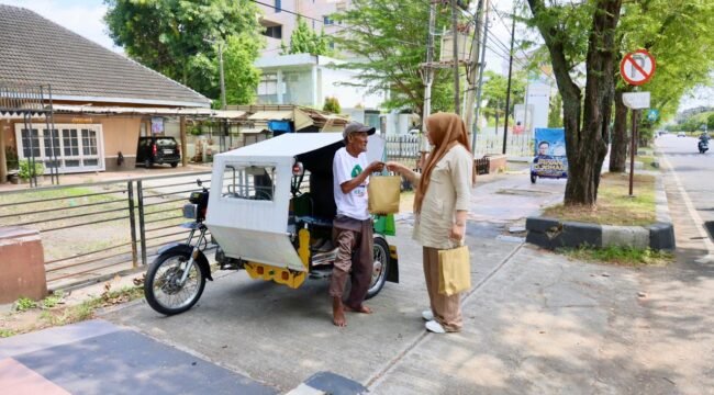 Ketua TP PKK Aceh Marlina Muzakir, berkeliling kota untuk menyerahkan daging meugang kepada Abang becak, pedagang kecil dan petugas parkir, di kawasan Simpang Lima, Peunayong dan Lamdingin serta Ulee Kareng, Kamis (19/3/2026).