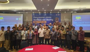 

Rektor UIN Ar-Raniry bersama para rektor Perguruan Tinggi Keagamaan Islam Negeri (PTKIN) lainnya saat mengikuti kegiatan penyusunan Petunjuk Teknis (Juknis) Verifikasi dan Skoring SPAN PTKIN 2026 di Jakarta, 28 Februari–1 Maret 2026.