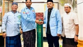 
SERAH ALQURAN: Wakil Ketua BKPRMI Aceh Timur, Tgk Ramadhana (2 kanan) dampingi Dirda LPPKM dr. Syafrizal, Sp.B, menyerahkan Mushaf Alquran dan Sajadah diterima Keuchik Matlain Jabri, untuk dimanfaatkan dalam kegiatan ibadah umat Islam di Meunasah Gampong Alue Gadeng Idi Cut, Darul Aman, Aceh Timur, Sabtu (28/2) malam. Foto Dok. Humas BKPRMI Aceh Timur