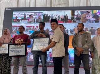 Wakil Gubernur Aceh, Fadhlullah, SE bersama Bupati Bireuen Mukhlis dan Menteri Koordinator Bidang Pembangunan Manusia dan Kebudayaan Pratikno, saat menyerahkan bantuan stimulan rumah rusak ringan dan sedang tahap II kepada warga terdampak banjir dan longsor di Pendopo Bupati Bireuen, Selasa (3/3/2026).