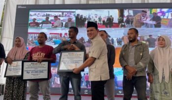 Wakil Gubernur Aceh, Fadhlullah, SE bersama Bupati Bireuen Mukhlis dan Menteri Koordinator Bidang Pembangunan Manusia dan Kebudayaan Pratikno, saat menyerahkan bantuan stimulan rumah rusak ringan dan sedang tahap II kepada warga terdampak banjir dan longsor di Pendopo Bupati Bireuen, Selasa (3/3/2026).