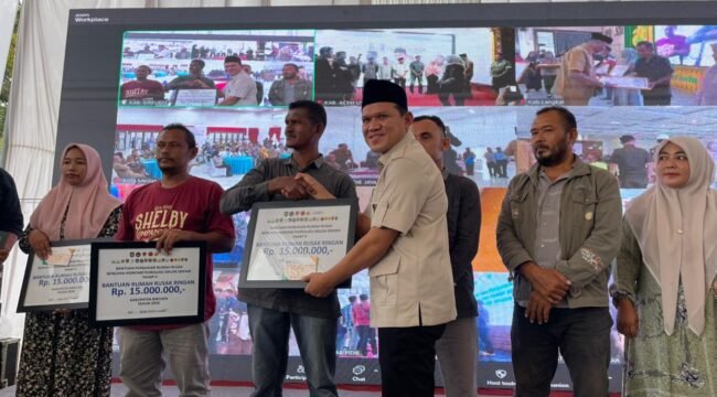 Wakil Gubernur Aceh, Fadhlullah, SE bersama Bupati Bireuen Mukhlis dan Menteri Koordinator Bidang Pembangunan Manusia dan Kebudayaan Pratikno, saat menyerahkan bantuan stimulan rumah rusak ringan dan sedang tahap II kepada warga terdampak banjir dan longsor di Pendopo Bupati Bireuen, Selasa (3/3/2026).