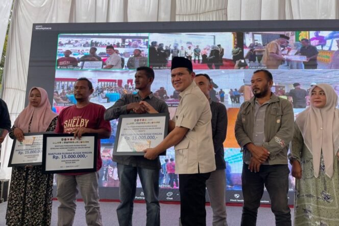 
					Wakil Gubernur Aceh, Fadhlullah, SE bersama Bupati Bireuen Mukhlis dan Menteri Koordinator Bidang Pembangunan Manusia dan Kebudayaan Pratikno, saat menyerahkan bantuan stimulan rumah rusak ringan dan sedang tahap II kepada warga terdampak banjir dan longsor di Pendopo Bupati Bireuen, Selasa (3/3/2026).