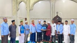 BANTUAN SEMBAKO: Sekretaris Umum DPD BKPRMI Aceh Timur, Tgk Ismuhadi, MSM, menyerahkan bantuan sembako ke Marbot Masjid Baitul Manan Matang Pineung Idi Cut, Tgk Muhammad Isa, dalam kunjungan Safari Ramadan di Gampong Matang Pineung, Kec. Darul Aman, Kab. Aceh Timur, Senin (2/3) malam. Foto Dok. Humas BKPRMI Aceh Timur
