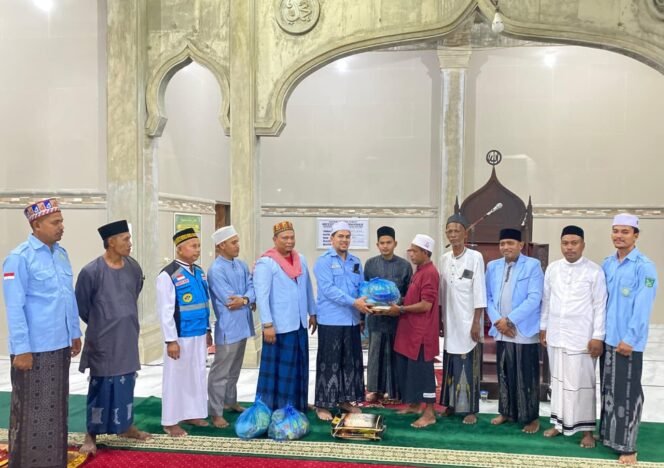 
					BANTUAN SEMBAKO: Sekretaris Umum DPD BKPRMI Aceh Timur, Tgk Ismuhadi, MSM, menyerahkan bantuan sembako ke Marbot Masjid Baitul Manan Matang Pineung Idi Cut, Tgk Muhammad Isa, dalam kunjungan Safari Ramadan di Gampong Matang Pineung, Kec. Darul Aman, Kab. Aceh Timur, Senin (2/3) malam. Foto Dok. Humas BKPRMI Aceh Timur