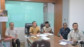 Wakil Gubernur Aceh, Fadlullah, SE didampingi Asisten administrasi Umum Setda Aceh, Dr. A. Murtala., M. Si, dan SKPA Terkait lainya mengikuti rapat sosialisasi  tentang penyesuaian TKD tahun 2026 Dalam APBD bagi Daerah terdampak Bencana dengan Mendagri, TiTo Karnavian secara Zoom dj ruang Rapat Asisten III Setda Aceh, Banda Aceh, 5/3/2026