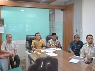 Wakil Gubernur Aceh, Fadlullah, SE didampingi Asisten administrasi Umum Setda Aceh, Dr. A. Murtala., M. Si, dan SKPA Terkait lainya mengikuti rapat sosialisasi  tentang penyesuaian TKD tahun 2026 Dalam APBD bagi Daerah terdampak Bencana dengan Mendagri, TiTo Karnavian secara Zoom dj ruang Rapat Asisten III Setda Aceh, Banda Aceh, 5/3/2026