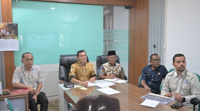 Wakil Gubernur Aceh, Fadlullah, SE didampingi Asisten administrasi Umum Setda Aceh, Dr. A. Murtala., M. Si, dan SKPA Terkait lainya mengikuti rapat sosialisasi  tentang penyesuaian TKD tahun 2026 Dalam APBD bagi Daerah terdampak Bencana dengan Mendagri, TiTo Karnavian secara Zoom dj ruang Rapat Asisten III Setda Aceh, Banda Aceh, 5/3/2026