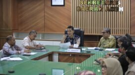 Sekda Aceh, M. Nasir, S.IP, MPA di dampingi Asisten Perekonomian & Pembangunan Sekda Aceh, Ir. T.Robby Irza serta SKPA terkait memimpin Rapat Teknis Pengendalian Inflasi dalam rangka HKBN tahun 2026, di ruang rapat sekda Aceh, Kamis, 5 feb 2026