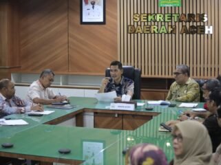 Sekda Aceh, M. Nasir, S.IP, MPA di dampingi Asisten Perekonomian & Pembangunan Sekda Aceh, Ir. T.Robby Irza serta SKPA terkait memimpin Rapat Teknis Pengendalian Inflasi dalam rangka HKBN tahun 2026, di ruang rapat sekda Aceh, Kamis, 5 feb 2026