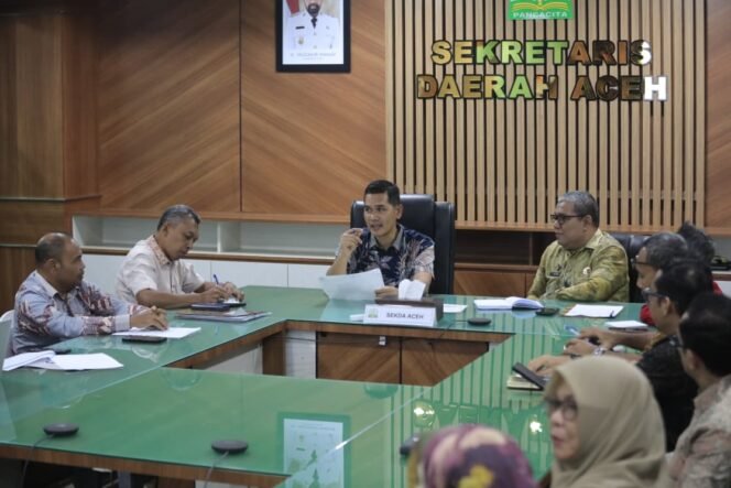 
					Sekda Aceh, M. Nasir, S.IP, MPA di dampingi Asisten Perekonomian & Pembangunan Sekda Aceh, Ir. T.Robby Irza serta SKPA terkait memimpin Rapat Teknis Pengendalian Inflasi dalam rangka HKBN tahun 2026, di ruang rapat sekda Aceh, Kamis, 5 feb 2026