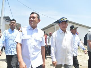 Wakil Gubernur Aceh, Fadhlullah, SE mendampingi Menteri Dalam Negeri RI, Tito Karnavian, Menteri Sosial RI, Saifullah Yusuf meninjau Hunian Sementara (Huntara) di Gampong Manyang Cut, Kacamatan Meureudu, Kabupaten Pidie Jaya, Jumat, 06/03/2026.