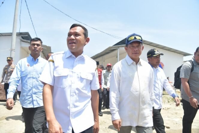 
					Wakil Gubernur Aceh, Fadhlullah, SE mendampingi Menteri Dalam Negeri RI, Tito Karnavian, Menteri Sosial RI, Saifullah Yusuf meninjau Hunian Sementara (Huntara) di Gampong Manyang Cut, Kacamatan Meureudu, Kabupaten Pidie Jaya, Jumat, 06/03/2026.