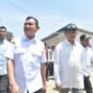 Wakil Gubernur Aceh, Fadhlullah, SE mendampingi Menteri Dalam Negeri RI, Tito Karnavian, Menteri Sosial RI, Saifullah Yusuf meninjau Hunian Sementara (Huntara) di Gampong Manyang Cut, Kacamatan Meureudu, Kabupaten Pidie Jaya, Jumat, 06/03/2026.