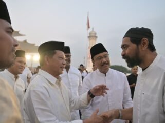 Menteri dalam Negeri, Tito Karnavian dan Menteri Sosial Saifullah Yusuf didampingi Gubernur Aceh, Muzakir Manaf, Wakil Gubernur Aceh, Fadlullah dan Forkopimda berbuka Puasa bersama sekaligus penutupan Festival Ramadhan di Halaman Masjid Raya Baiturrahman Banda Aceh, 6/3/2026