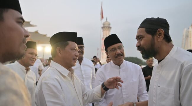 Menteri dalam Negeri, Tito Karnavian dan Menteri Sosial Saifullah Yusuf didampingi Gubernur Aceh, Muzakir Manaf, Wakil Gubernur Aceh, Fadlullah dan Forkopimda berbuka Puasa bersama sekaligus penutupan Festival Ramadhan di Halaman Masjid Raya Baiturrahman Banda Aceh, 6/3/2026