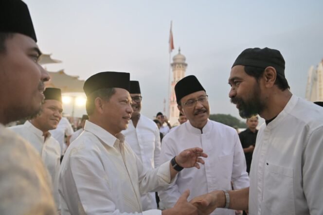 
					Menteri dalam Negeri, Tito Karnavian dan Menteri Sosial Saifullah Yusuf didampingi Gubernur Aceh, Muzakir Manaf, Wakil Gubernur Aceh, Fadlullah dan Forkopimda berbuka Puasa bersama sekaligus penutupan Festival Ramadhan di Halaman Masjid Raya Baiturrahman Banda Aceh, 6/3/2026