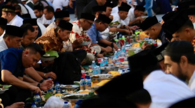  Kegiatan Aceh Ramadhan Festival (Ramfest) ditutup dengan buka puasa bersama yang ikuti ribuan warga serta dua menteri. Acara juga diisi dengan peringatan malam Nuzulul Qur'an.

