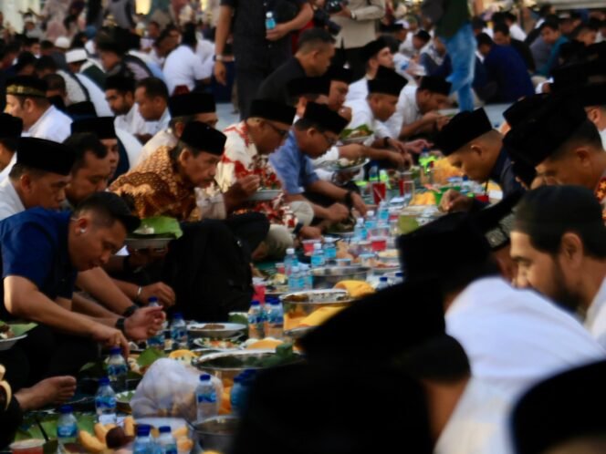 
					 Kegiatan Aceh Ramadhan Festival (Ramfest) ditutup dengan buka puasa bersama yang ikuti ribuan warga serta dua menteri. Acara juga diisi dengan peringatan malam Nuzulul Qur'an.
