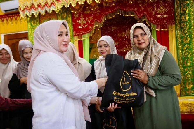 
					Ketua TP PKK Aceh Marlina Muzakir, didampingi Ketua Yayasan Halimon Al Asyi Anjar Aulia, menyerahkan santunan lebaran kepada Inong Balee, di Meuligoe Gubernur Aceh, Minggu (8/3/2026).