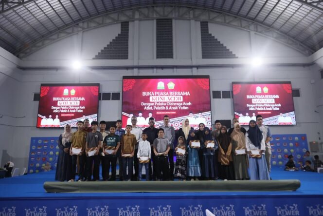
					Sekretaris Daerah Aceh M Nasir, S.IP, MPA menyampaikan sambutan pada acara Buka Puasa Bersama KONI Aceh dengan pelaku olahraga, atlet, pelatih dan anak yatim, di GOR Persatuan Angkat Berat Angkat Besi dan Binaraga Seluruh Indonesia, Minggu (8/3/2026) sore. Turut hadir Ketua TP-PKK Aceh & Ketua DWP Aceh