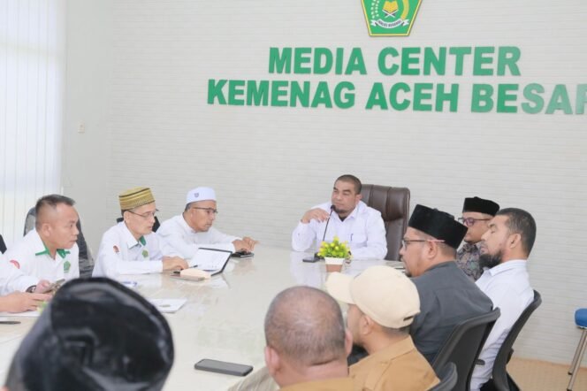 
					Kakankemenag Aceh Besar H Saifuddin SE memimpin rapat bersama penentuan besaran zakat fitrah 1447 H di Ruang Media Center Kemenag Aceh Besar, Senin, 9 Maret 2026.

Foto/Humas Kemenag Aceh